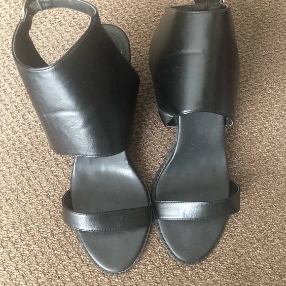 Forever 21. Chunky block Heel Sandal - Picture 2 of 5